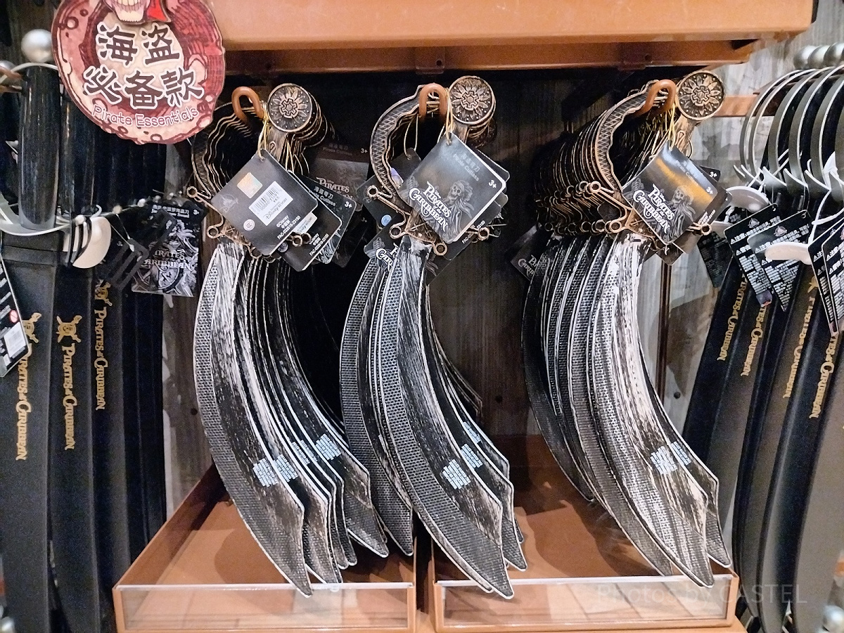 上海ディズニーランド　カリブの海賊　ぬいぐるみ　新作　新品タグ付き 上海ディズニーカリブの海賊グッズ：海賊ミニーのぬいぐるみ
