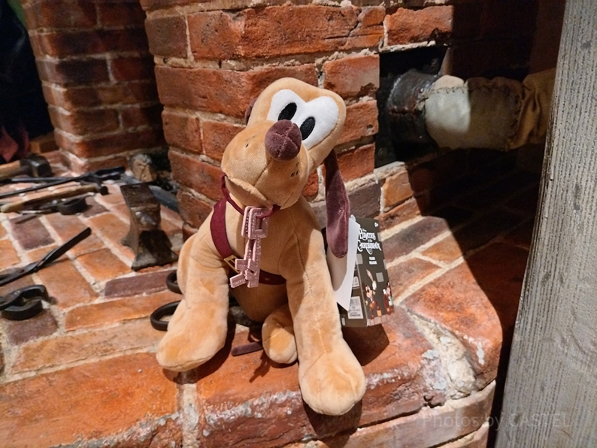 上海ディズニー　カリブの海賊　ぬいぐるみキーチェーン　プルート　新品タグ付き 上海ディズニーカリブの海賊グッズ：牢獄の野犬風プルートのぬいぐるみ