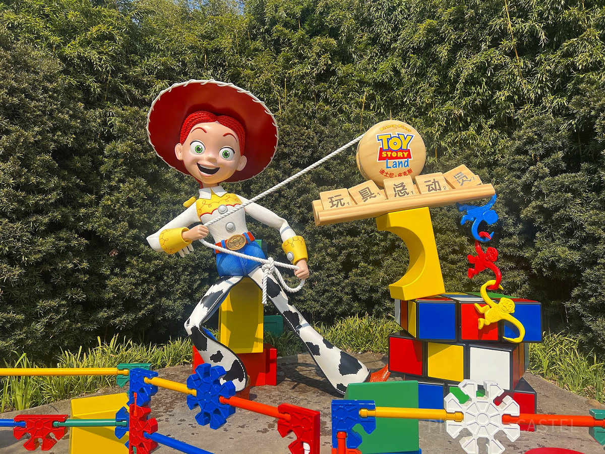 上海ディズニートイストーリーランド：入り口の巨大なジェシーは喋ります！