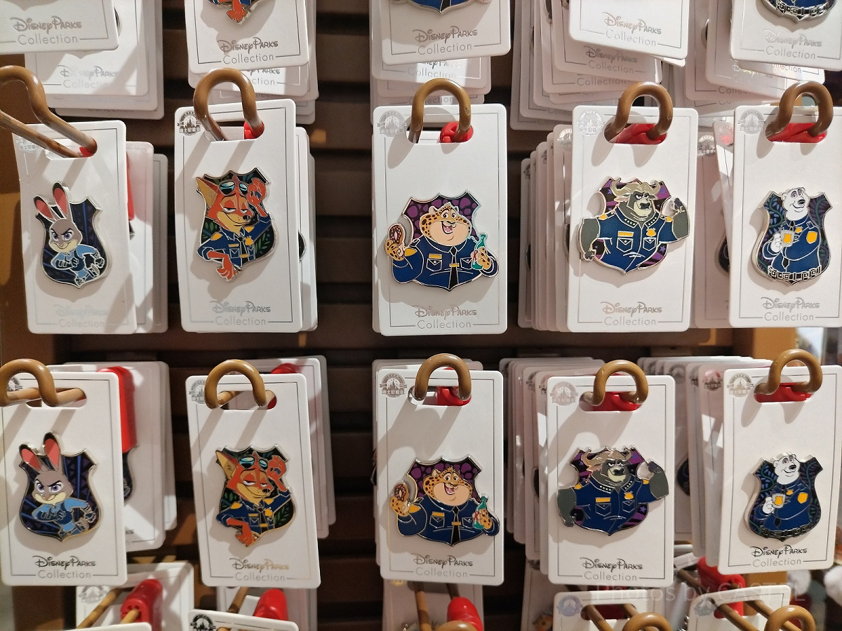 上海ディズニーズートピアグッズ：警官シルエットのピンバッジ