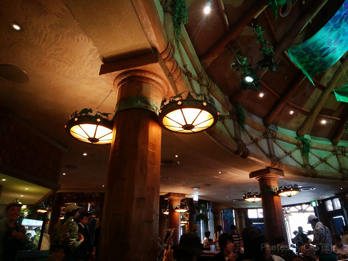 ロストワールドレストランの照明に恐竜のシルエット／USJ