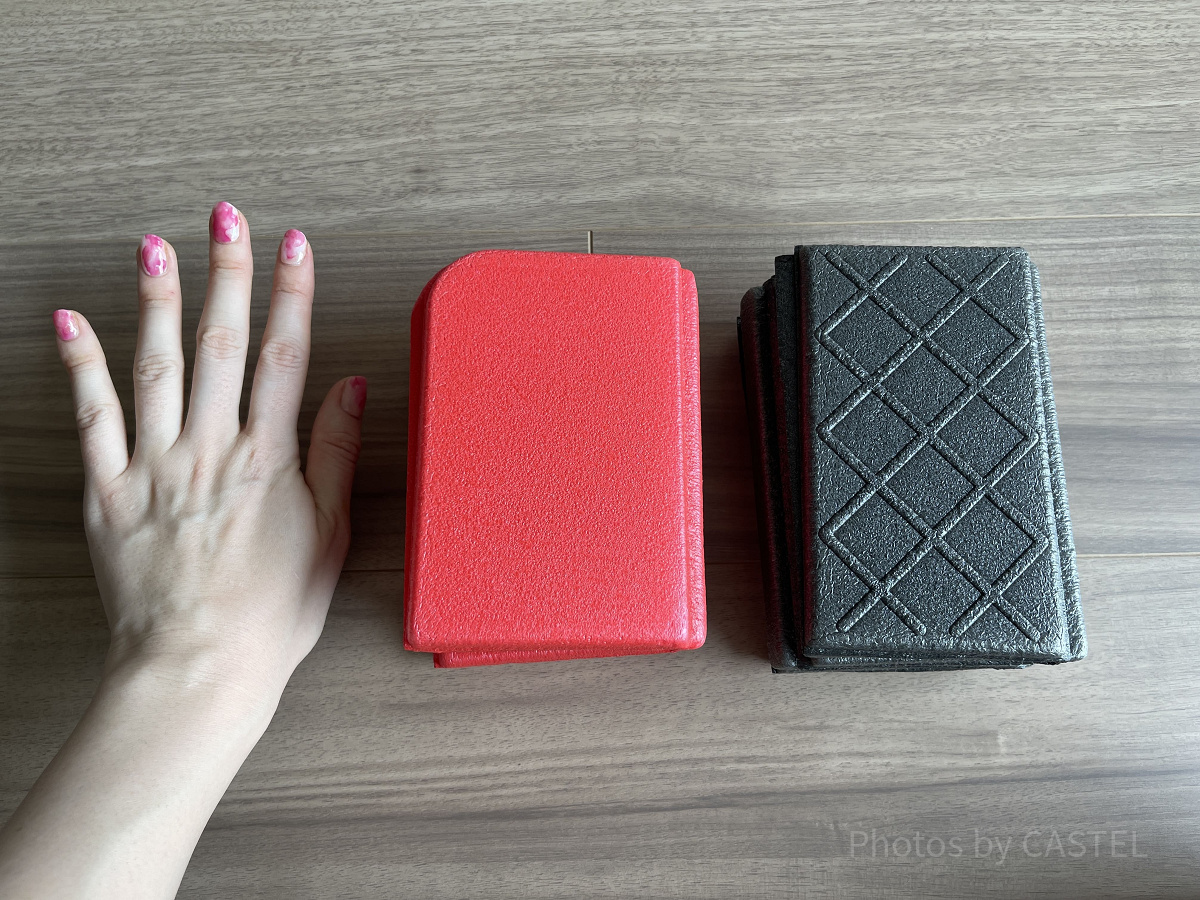 赤と黒のポータブルクッションの大きさ比較