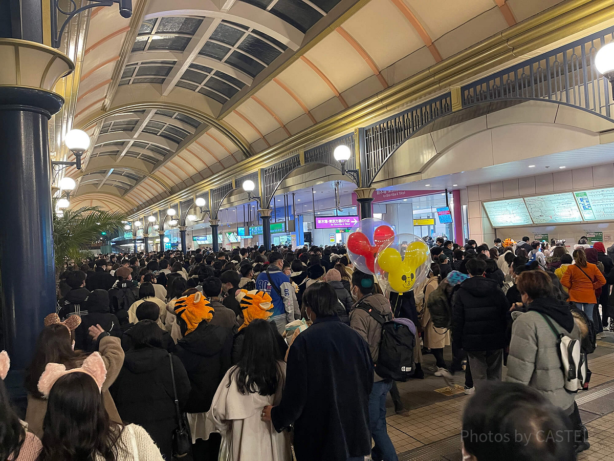 舞浜駅入場規制の様子（平日21時半頃）