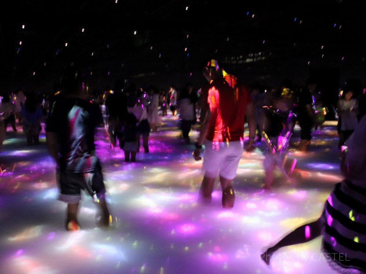 チームラボプラネッツ豊洲：水の中に人と共に踊る鯉によって描かれる水面のドローイング