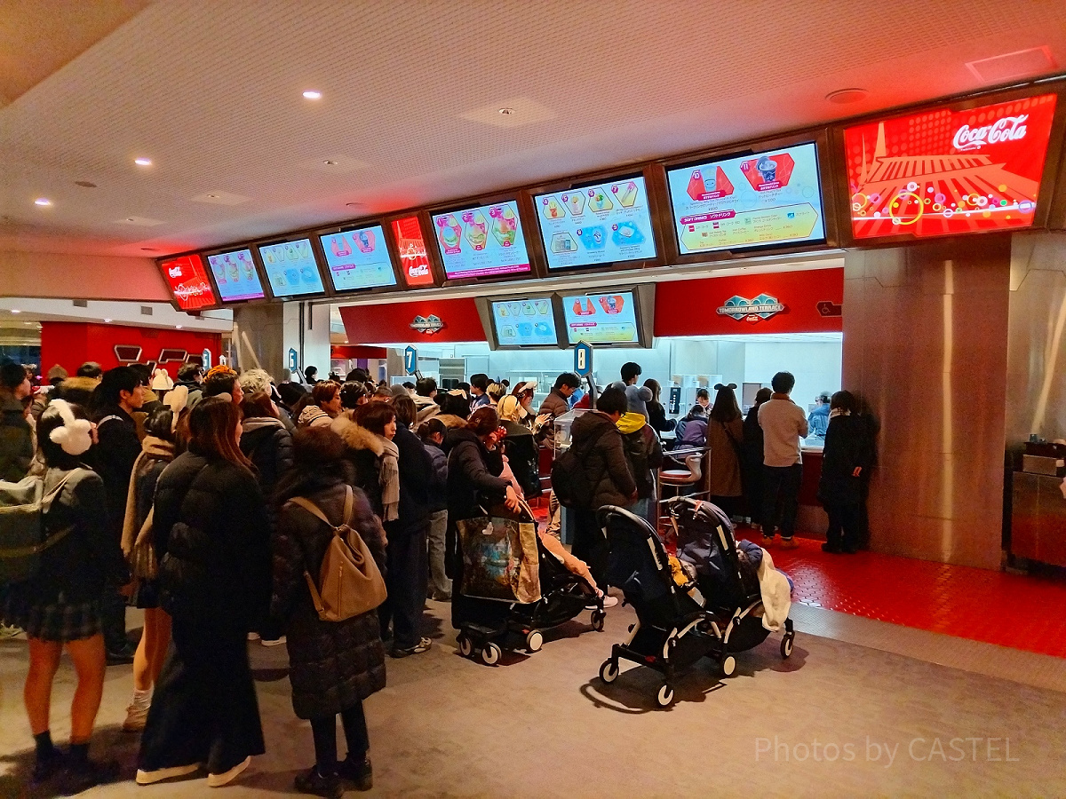 食事どきはレストランが大混雑！