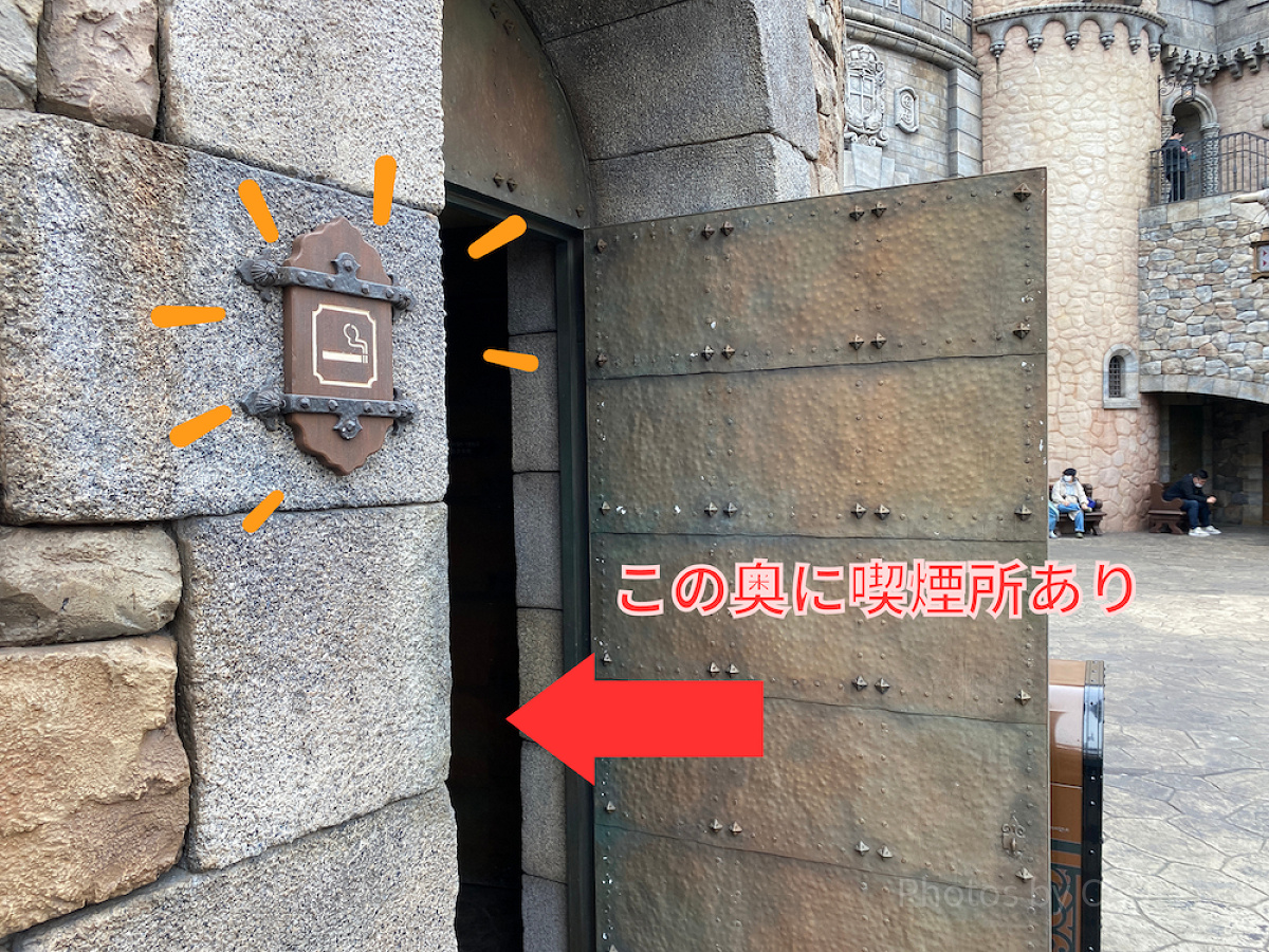 このドアの奥に喫煙所があります