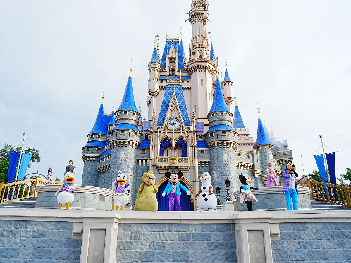 マジックキングダムのシンデレラ城前にはステージがある