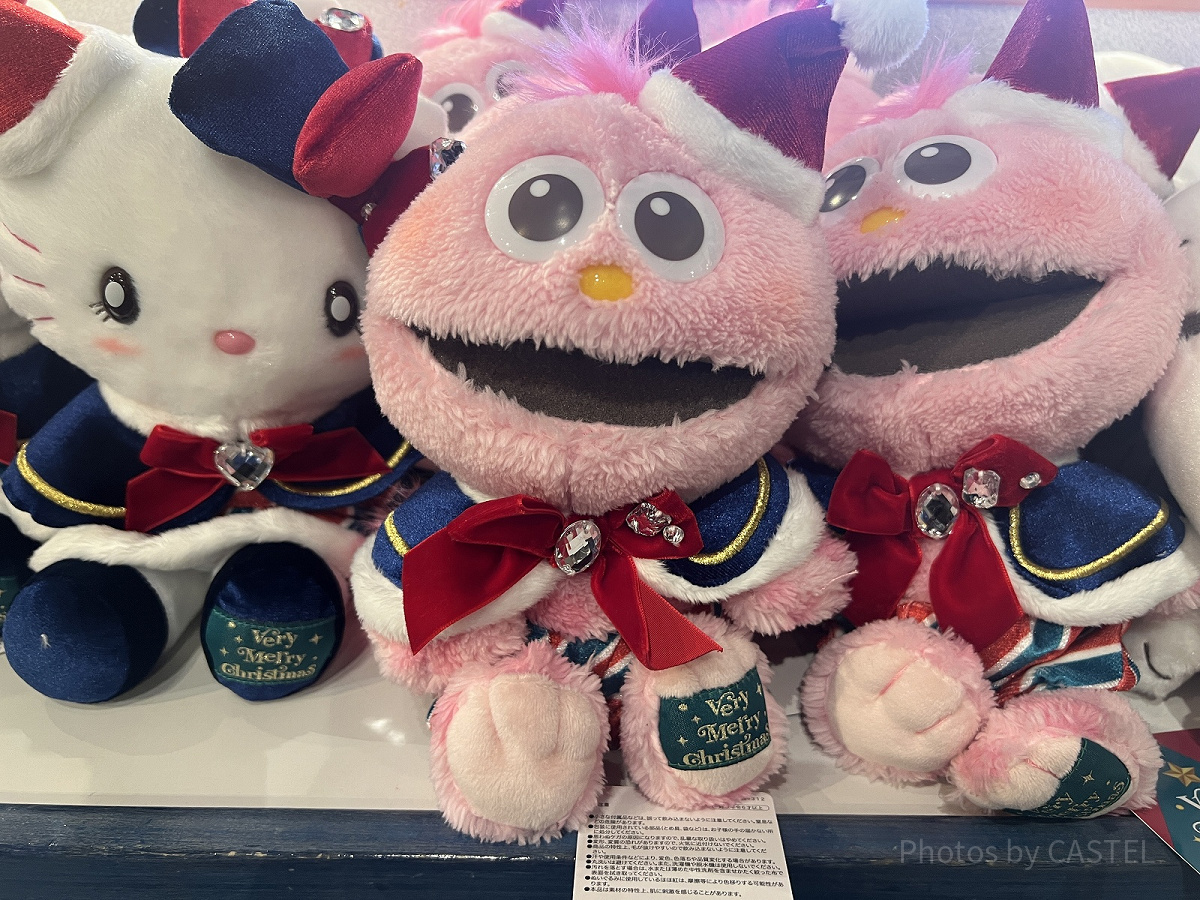 ユニバクリスマスグッズ2024：モッピーのサンタぬいぐるみ| キャステル