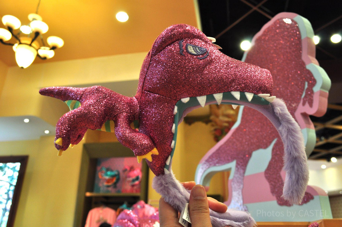 ユニバの新恐竜グッズ「ジュラシック・パーク  I’M EVOLVING」のカチューシャ（ピンク）