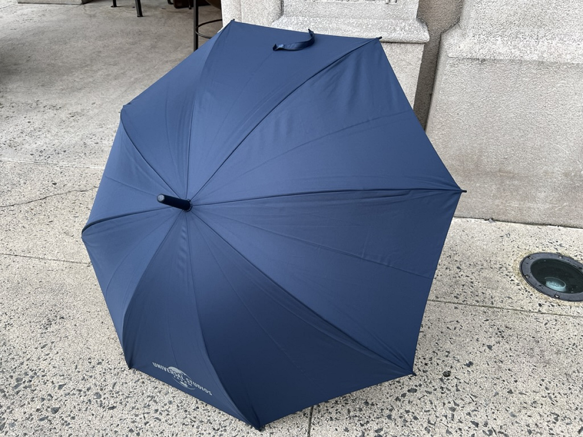 USJ：ユニバロゴの傘