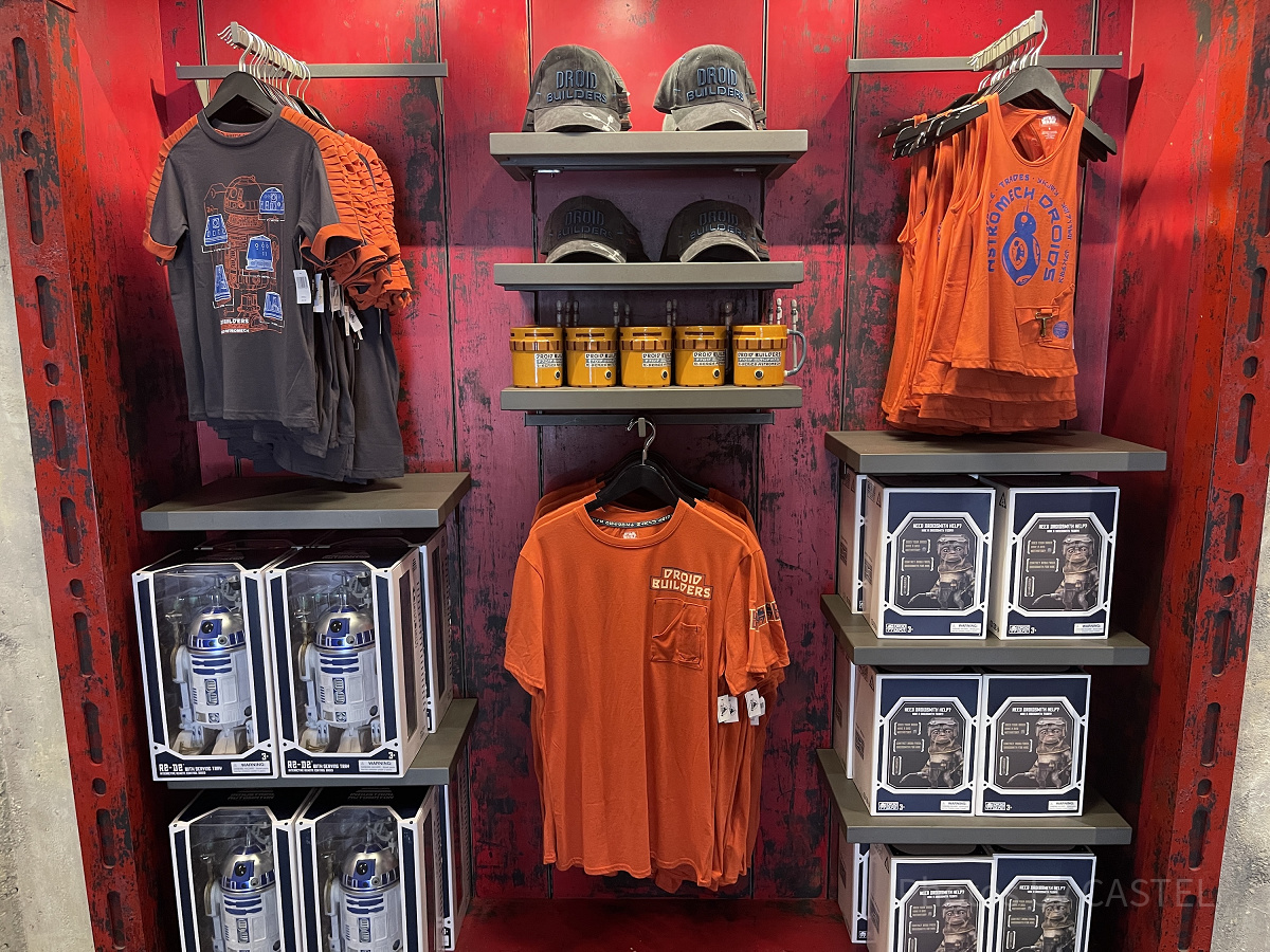 スターウォーズエリアならではのグッズに出会える！