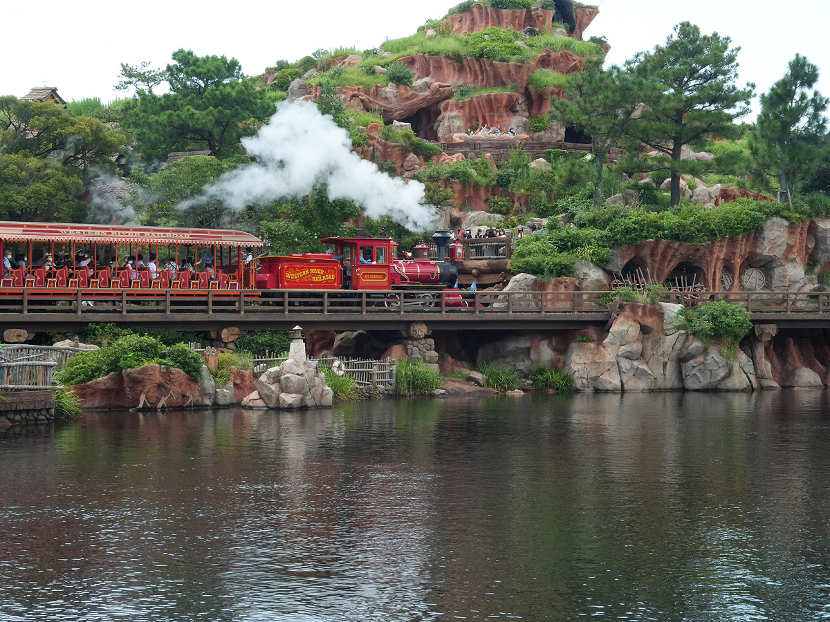 本物の蒸気機関車のウエスタンリバー鉄道 キャステル Castel ディズニー情報