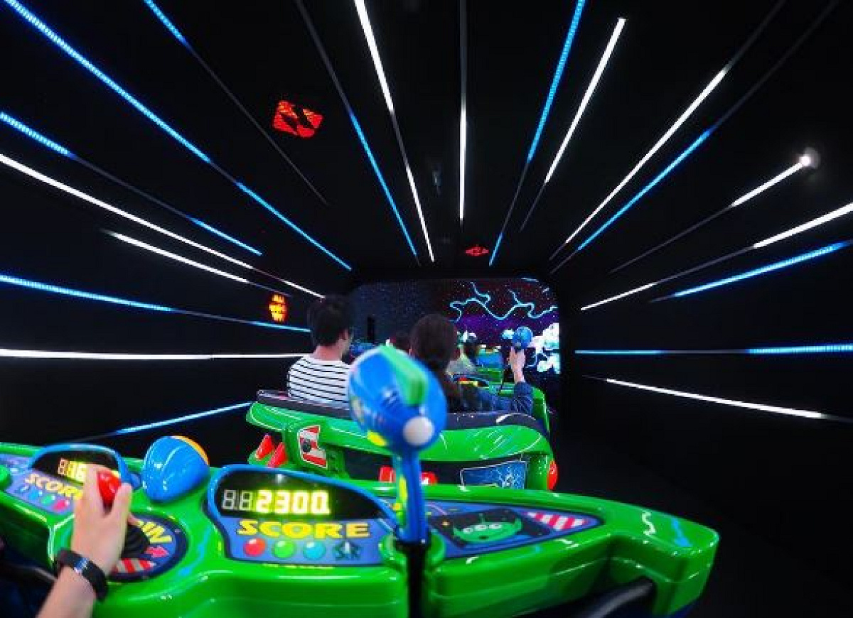 バズ ライトイヤーのアストロブラスター キャステル Castel ディズニー情報