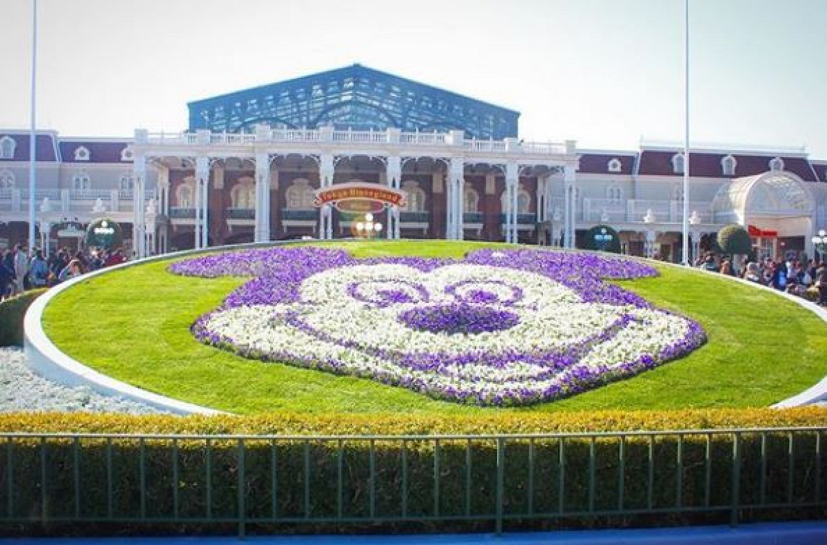 東京ディズニーランドの入口の花壇 キャステル Castel ディズニー情報