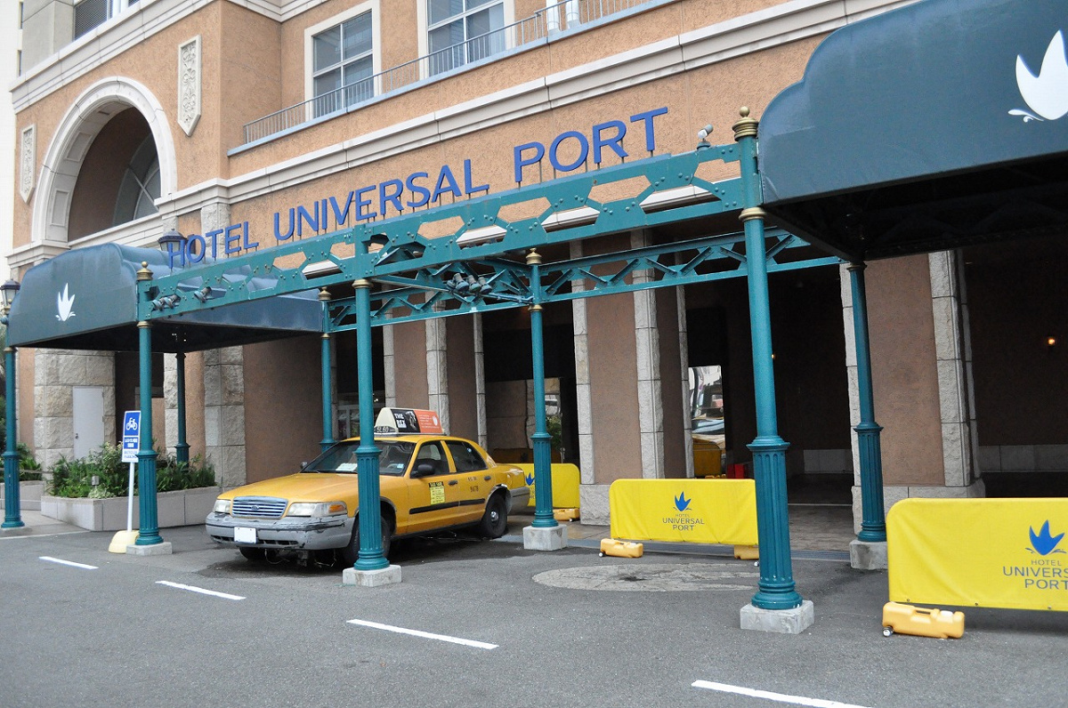 ホテルユニバーサルポートのエントランスにフォトスポットのタクシー キャステル Castel ディズニー情報