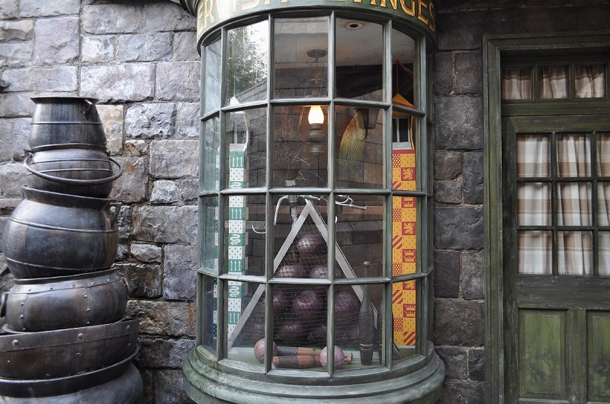 映画『ハリー・ポッター』シリーズに登場するクィディッチで使用する実物大ボールなどが飾られたショーウインドウ／USJ