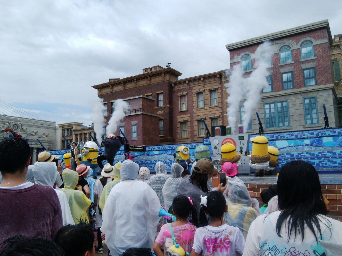 ミニオンたちのいたずらで水も雪も降ってくることに ミニオンクールファッションショー キャステル Castel ディズニー情報