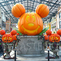 ディズニーハロウィーン2026のプログラムを予想！ヴィランズパレードはある？25周年開催中のシーは縮小開催？