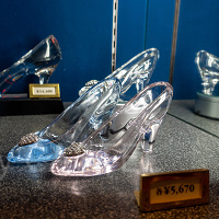 【2026】ディズニーのガラスグッズ26選！ガラスの靴・グラス・雑貨等、おそろい＆ペア・名入れグッズ