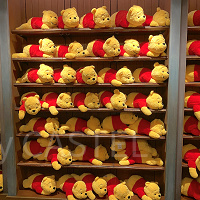 【2026】プーさんグッズ全種まとめ！ディズニーで買えるお菓子やぬいぐるみ、ベビー用品も！