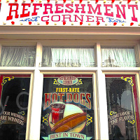 【リフレッシュメントコーナー】ホットドッグ専門店の内装やメニュー、場所を解説!