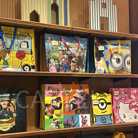 【2026】ユニバのお土産袋まとめ！有料化後のデザイン、サイズ、値段は？マリオとハリポタは独自デザイン！