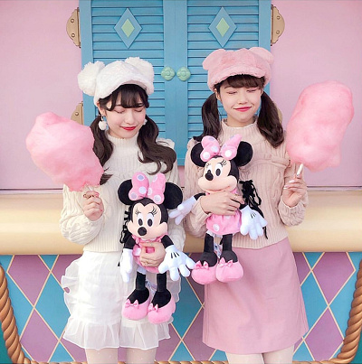 ピンク×ホワイトコーデ