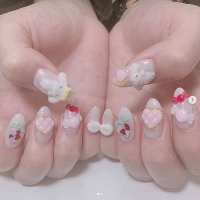 ホワイトで統一されていてかわいいネイル♪！