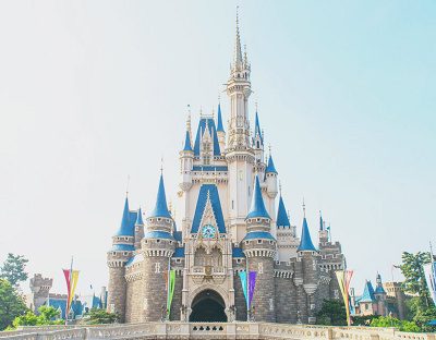 東京ディズニーランド以外で、シンデレラ城がシンボルのディズニーパークはどっち？