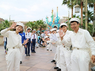 ディズニーキャストのバッジ】胸元に輝くキャストピンとは？ネームタグ