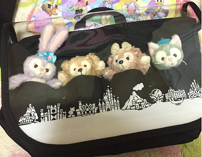 ディズニーリゾートで販売されている、ぬいぐるみバッジが見えるバッグです。サイズは小さめです。