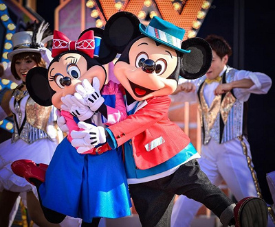 スターが舞い降りた……!ゲスト席に遊びに来たミッキーとハイタッチ!