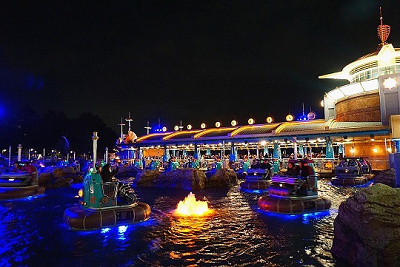 夜はライトアップされて幻想的な雰囲気に