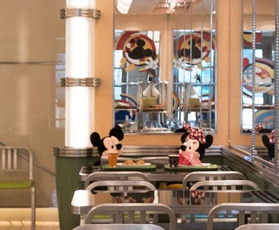 開店前、ミッキーとミニーが朝食中☆