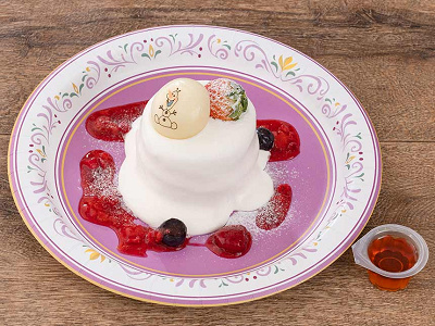 ベリーホイップパンケーキ、メイプルソース付き