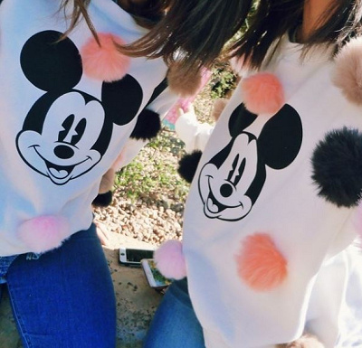 黒とピンクのボンボンがポイント