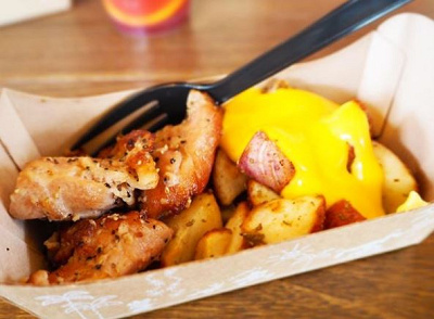 ブラックペッパーチキン&ベイクドポテトのチーズソース