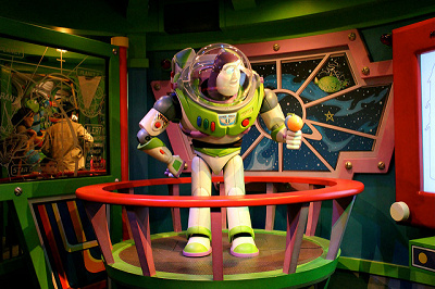 ディズニーランドのアトラクションで出会えるバズ