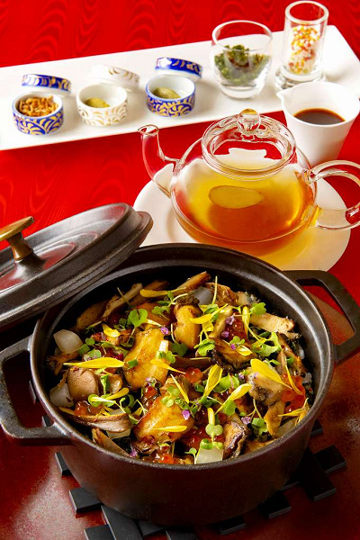 柔らかく煮込んだエゾアワビとイクラのココットご飯 焦がしバター醤油と鰹だし