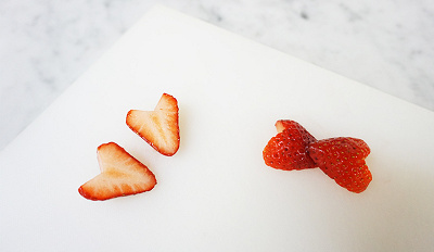 イチゴをカットして、ミニーマウスのリボンを作る