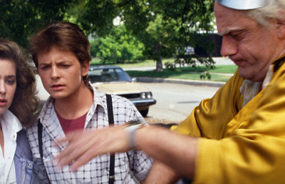 未来からやってきたドク（右）とマーティ