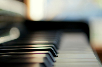 あのアンジェラ・アキも制作に携わった楽曲をお楽しみあれ!