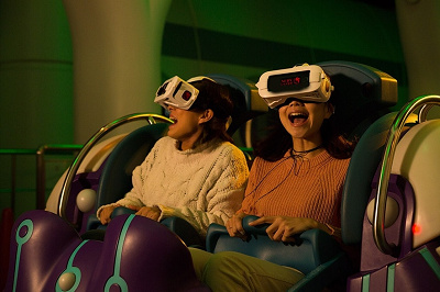 エヴァのVRメガネの映像とアトラクションがシンクロしています!
