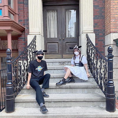 シンプルなモノクロコーデでも、カチューシャを合わせればかわいいカップルコーデに!