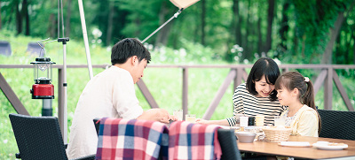 グランピングを楽しむ家族