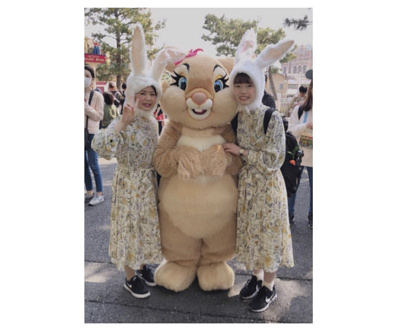 花柄マキシワンピ×うさぎのかぶりものコーデ
