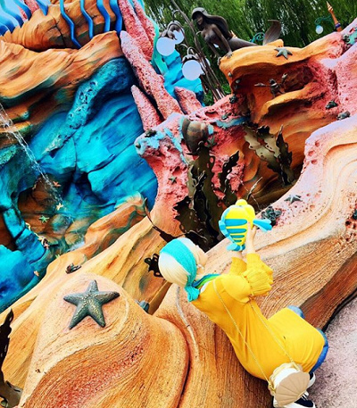 アリエルを見つめるフランダー