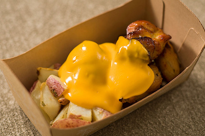 ガラムマサラチキンとベイクドポテト、チーズソース