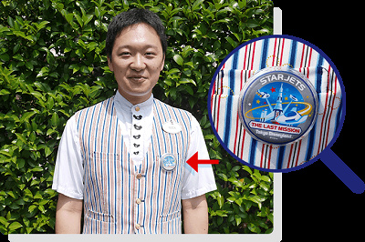 バッジをしているキャストさんからステッカーをもらおう!