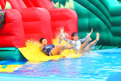 巨大恐竜のふわふわスライダー「ギガヘッド」